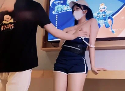Người bán TV xinh đẹp được khách hàng may mắn