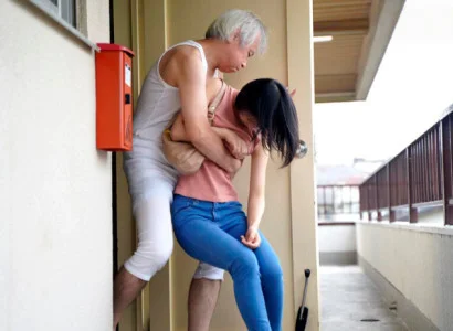 Cô vợ trẻ của con trai bị bố chồng già vờ vịt