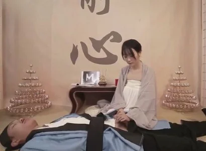 Nữ tu quan tâm đến vị đạo sĩ bị thương