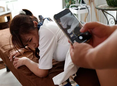 Trong lúc triệt lông bèn đè ra địt