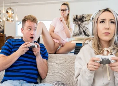 cô gái bị bạn thân bội bạc lấy mất người yêu do quá mải chơi game