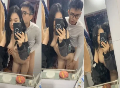 Cặp đôi trẻ đang quan hệ với nhau trước gương