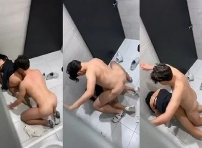 Hai người lớn đang quan hệ thì bị quay lén trong WC