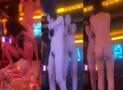 Cô nàng tạo nên tiết mục thoát y cuồng dâm trong quán karaoke