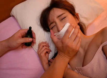 Người đàn ông đưa thuốc mê khiến cô em họ xinh đẹp mê man rồi quan hệ